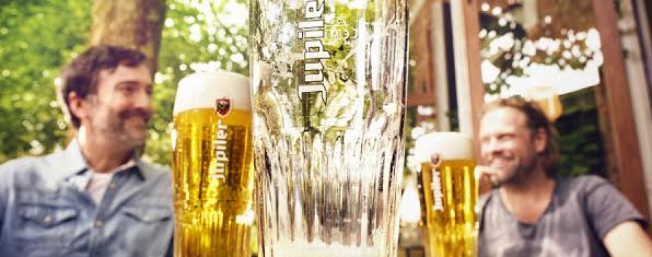Jupiler lanceert slim bierviltje: glas nooit meer lang leeg!