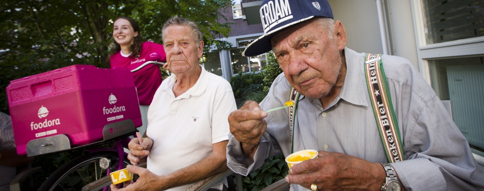 Foodora brengt ouderen verkoeling op hete dag