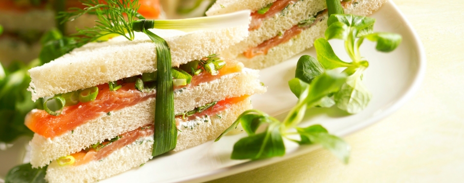 Scandinavische sandwich met lente-ui