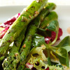 Salade van gegrilde, groene asperges met ei en sla
