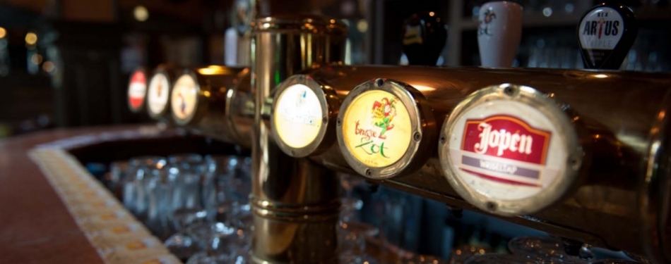 Video: metershoge bierfontein bij brouwerij in Valkenswaard