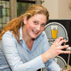Barvrouw Renate Feenstra tapt het beste biertje in de Regio Groningen