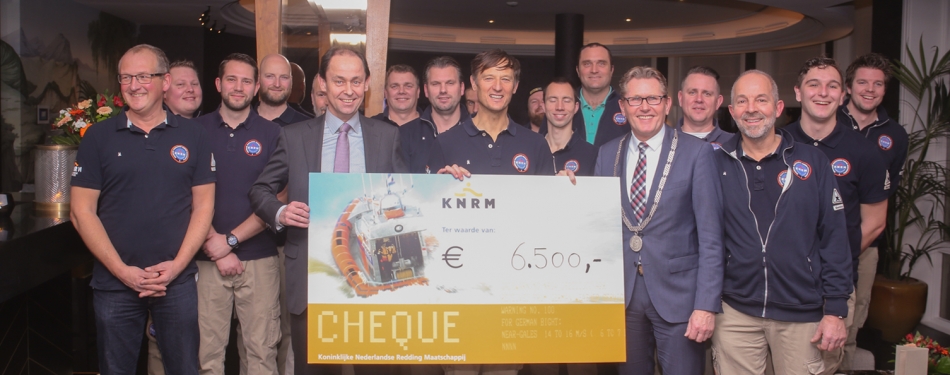KNRM ontvangt cheque van het Radisson Blu Palace Hotel