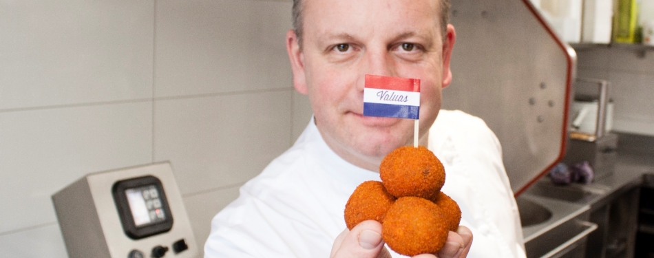 Restaurant Valuas Venlo ontwikkelt knaloranje vegetarische Koningsbitterbal