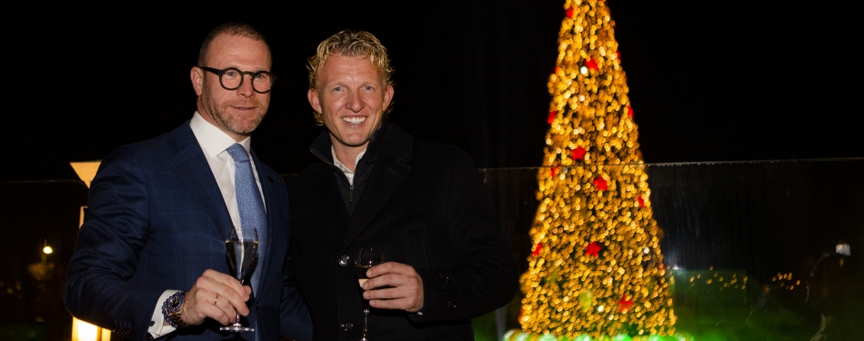 Dirk Kuijt ontsteekt verlichting kerstboom Grand Hotel Huis ter Duin