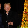 Dirk Kuijt ontsteekt verlichting kerstboom Grand Hotel Huis ter Duin