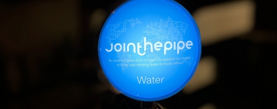 Hilton The Hague bant single-use plastic waterflesjes