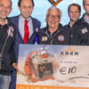KNRM Noordwijk ontvangt cheque van het Radisson Blu Palace Hotel