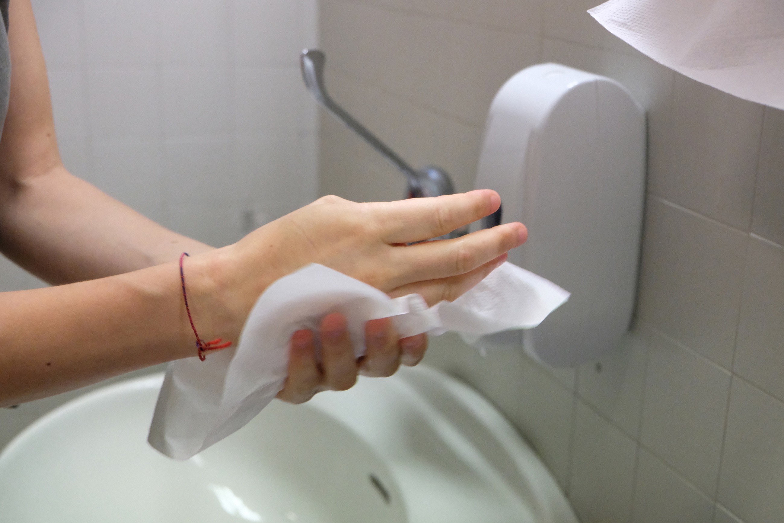 Papieren handdoeken in toiletten om de hoogste hygiënenormen te handhaven