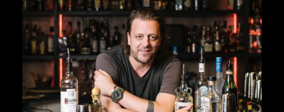 Nederlands grappigste barman gaat op quarantaine-kroegentocht