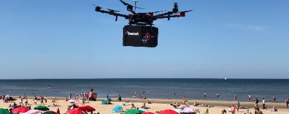 Domino’s test pizzabezorging met drone op het strand van Zandvoort