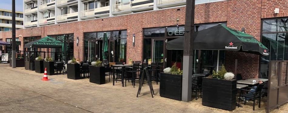 Caféondernemer en entertainer brengen een ode aan de lege kroegen in Nederland