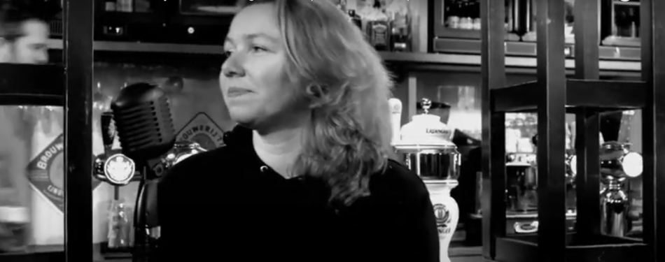 Video: café-eigenaresse zingt gevoelig lockdownlied