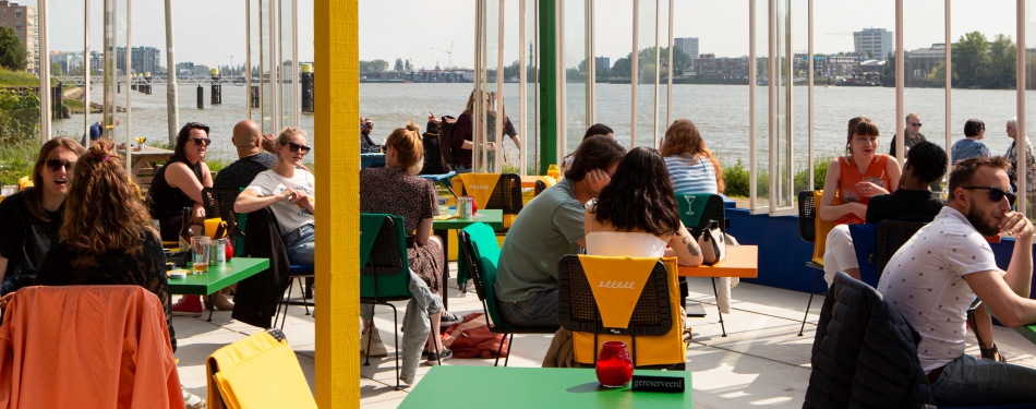 Overdekt buitenrestaurant met stadsstrand in Rotterdam