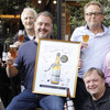 Wilbert Gieske veilde eerste doos Geniet & Geef bier