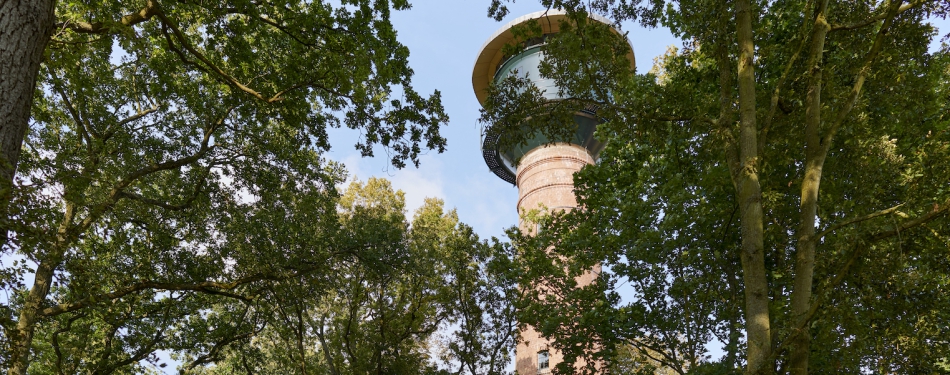Oude watertoren in Castricum omgebouwd tot  hotelkamer
