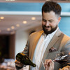 BlueBlood viert opening terras met champagne en oesters voor langsvarend publiek