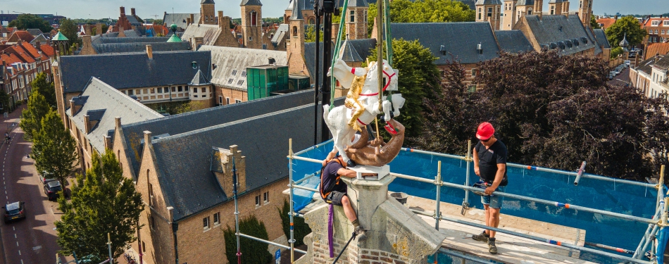Gouden St. Joris te paard beeld teruggeplaatst op toekomstig Hotel in Middelburg