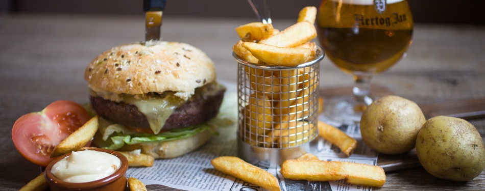 Zoveel kost een hamburger gemiddeld in Nederland dit jaar