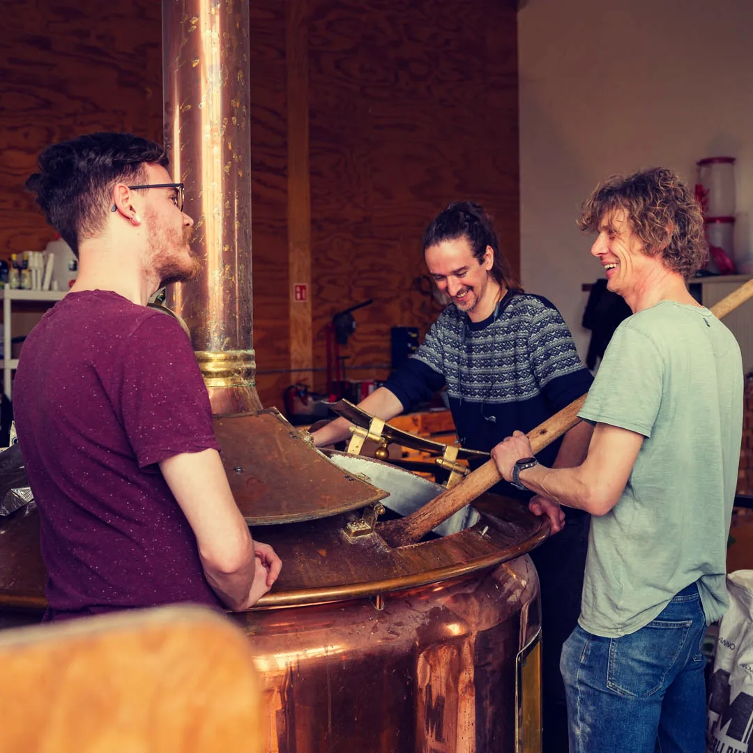 Utrechtse bierclub, brouwer en slijter samen aan de ketels