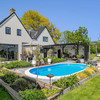 B&B te koop: Vrijstaand woonhuis met zwembad op perceel van 1465 m²