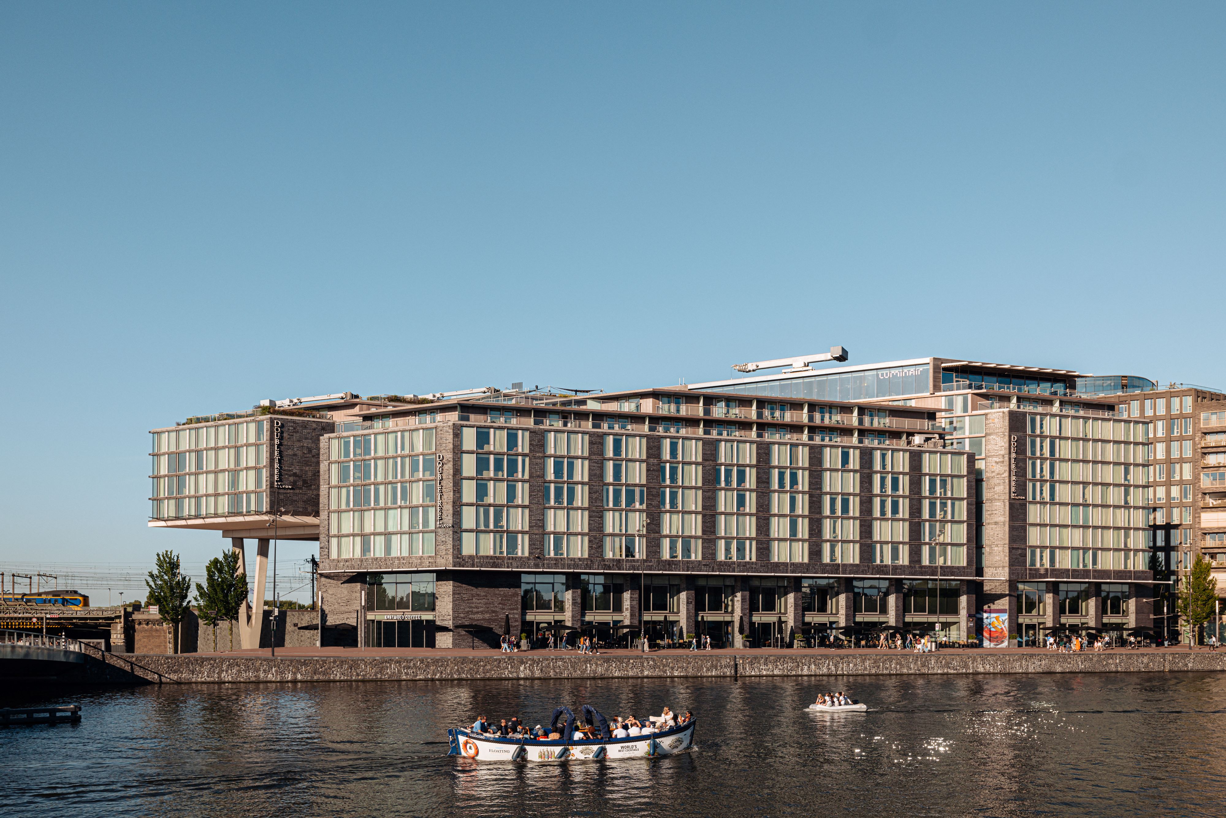 Amsterdams hotel maakt lokaal impact met aanbieden hotelkamers aan economische daklozen
