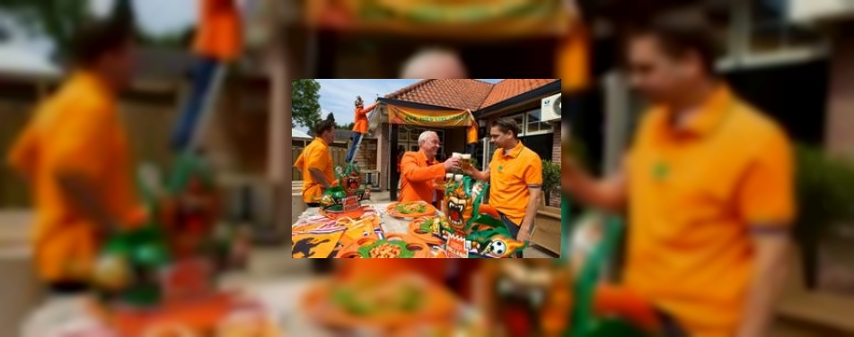 Heineken medewerkers kleuren café oranje