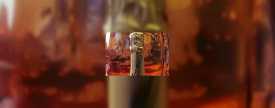 Champagneglas lijkt op borst Kate Moss