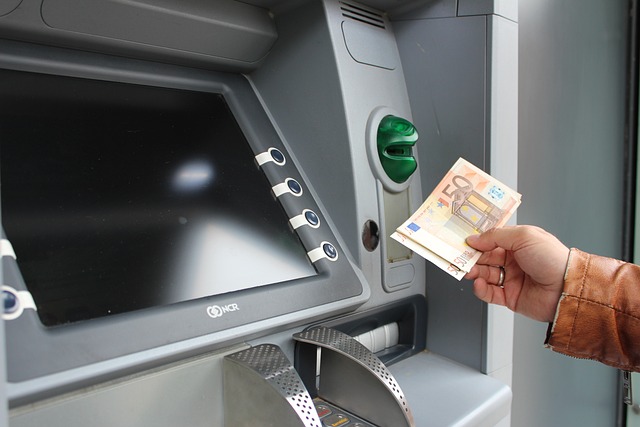 Kosteloos geld opnemen en voldoende geldautomaten straks bij wet geregeld