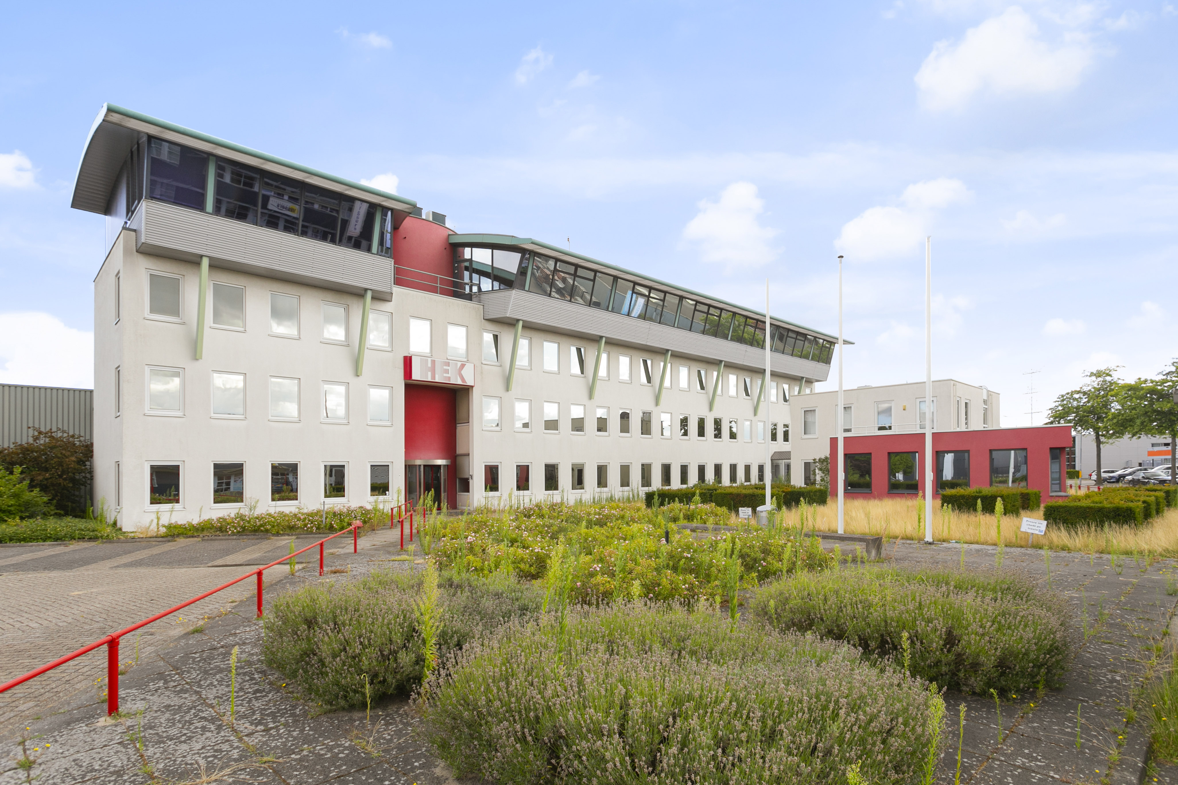 Bedrijfsgebouw van totaal circa 2.700 m² aan de Afrikalaan in Den Bosch!